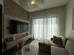 Luxury 1BR Apartment with Pool Access