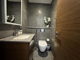 Luxury 1BR Apartment with Pool Access