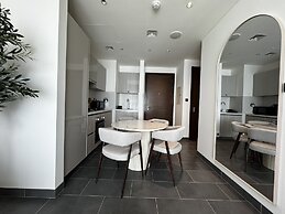Luxury 1BR Apartment with Pool Access