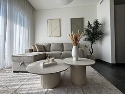 Luxury 1BR Apartment with Pool Access