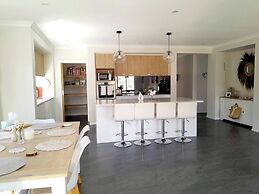 Modern Seaside Boho Incl Breakfast