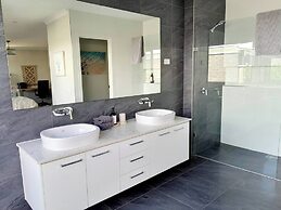 Modern Seaside Boho Incl Breakfast