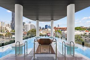 Chic 1-bedroom Apartment With Pool