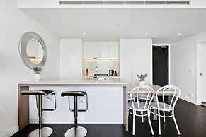 Chic 1-bedroom Apartment With Pool