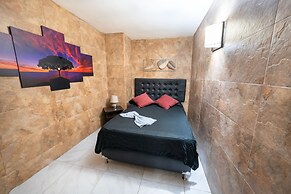 5 Bedroom - 1 Block from Lleras - P2
