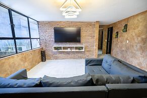 5 Bedroom - 1 Block from Lleras - P2