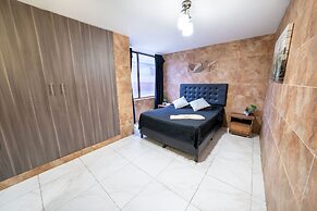 5 Bedroom - 1 Block from Lleras - P2