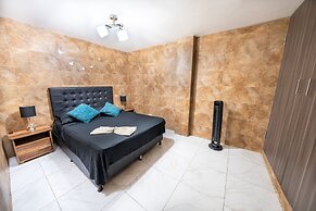 5 Bedroom - 1 Block from Lleras - P2