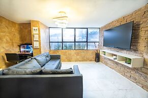 5 Bedroom - 1 Block from Lleras - P2
