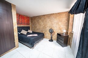 5 Bedroom - 1 Block from Lleras - P2