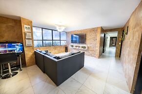5 Bedroom - 1 Block from Lleras - P2