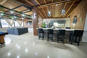 6br penthouse 1 block lleras park