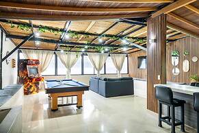 6br penthouse 1 block lleras park