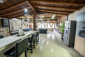 6br penthouse 1 block lleras park