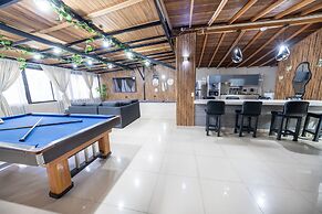 6br penthouse 1 block lleras park