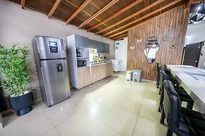 6br penthouse 1 block lleras park