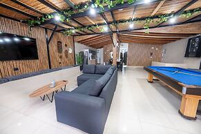 6br penthouse 1 block lleras park