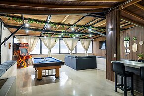 6br penthouse 1 block lleras park