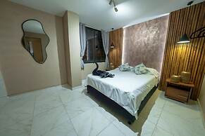 3BR  w Arcade 1 Block from Lleras Park