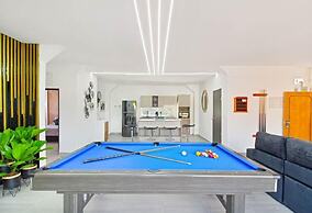 2BR w Pool Table 1 Block from Lleras