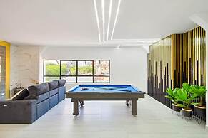 2BR w Pool Table 1 Block from Lleras
