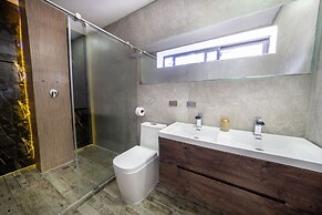 2BR w Pool Table 1 Block from Lleras