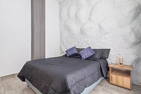 6 BR with Jacuzzi 1 block from LLeras