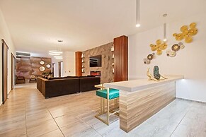 6 BR with Jacuzzi 1 block from LLeras