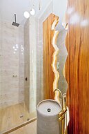 6 BR with Jacuzzi 1 block from LLeras