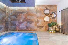 6 BR with Jacuzzi 1 block from LLeras