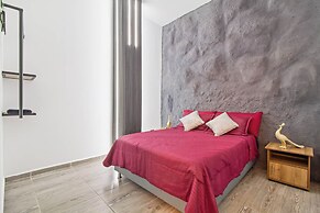 6 BR with Jacuzzi 1 block from LLeras
