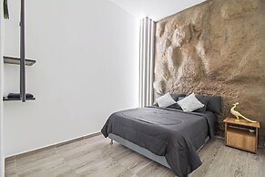 6 BR with Jacuzzi 1 block from LLeras