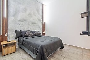 6 BR with Jacuzzi 1 block from LLeras
