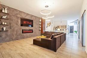 6 BR with Jacuzzi 1 block from LLeras