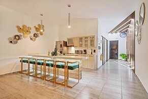 6 BR with Jacuzzi 1 block from LLeras