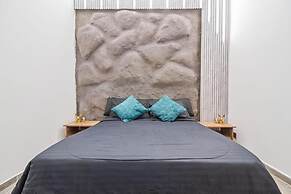 6 BR with Jacuzzi 1 block from LLeras