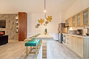 6 BR with Jacuzzi 1 block from LLeras