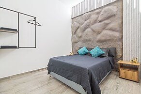 6 BR with Jacuzzi 1 block from LLeras