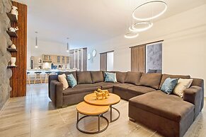 6 BR with Jacuzzi 1 block from LLeras