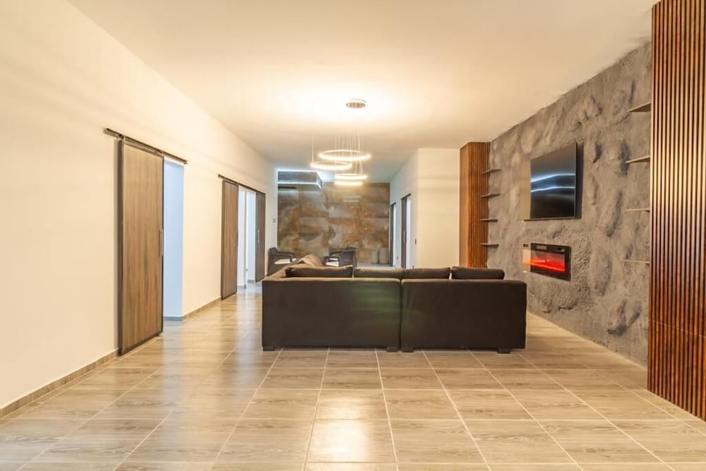 6 BR with Jacuzzi 1 block from LLeras