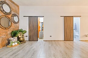 6 BR with Jacuzzi 1 block from LLeras