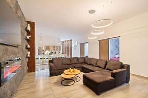 6 BR with Jacuzzi 1 block from LLeras