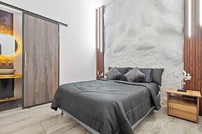 6 BR with Jacuzzi 1 block from LLeras