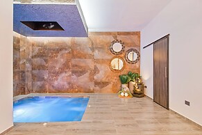 6 BR with Jacuzzi 1 block from LLeras