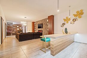 6 BR with Jacuzzi 1 block from LLeras