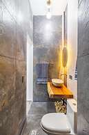 6 BR with Jacuzzi 1 block from LLeras