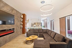 6 BR with Jacuzzi 1 block from LLeras