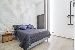 6 BR with Jacuzzi 1 block from LLeras