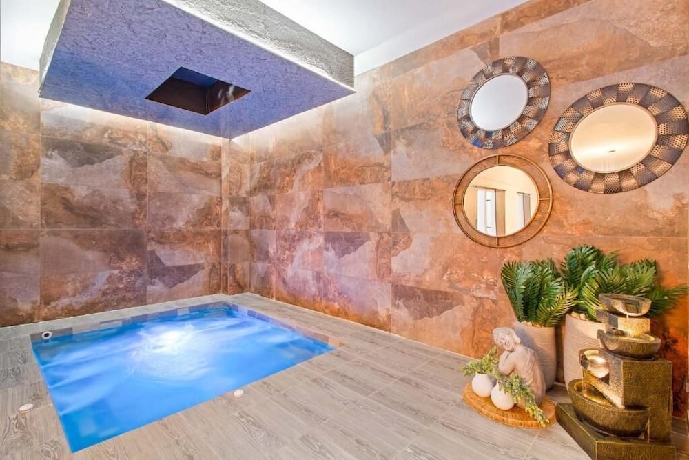 6 BR with Jacuzzi 1 block from LLeras