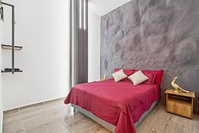 6 BR with Jacuzzi 1 block from LLeras